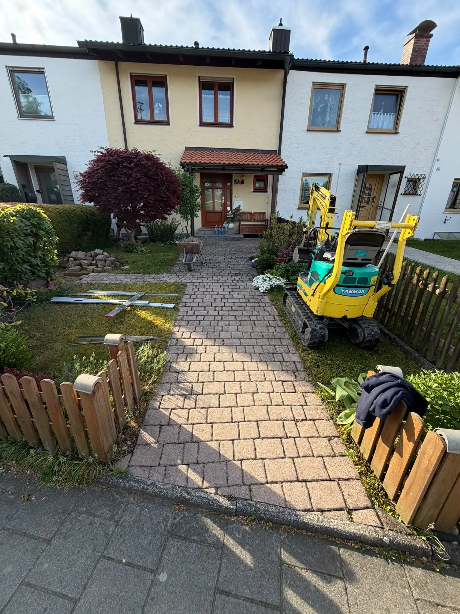 Garten- und Landschaftsbau Projekt im Inntal mit Hangprofilierung und Grünflächen